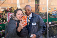 NEWS - Der neue Bürgermeister von New York, Eric Adams, probiert ein veganes Sandwich