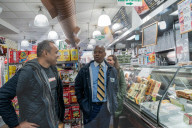 NEWS - Der neue Bürgermeister von New York, Eric Adams, probiert ein veganes Sandwich
