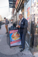 NEWS - Der neue Bürgermeister von New York, Eric Adams, probiert ein veganes Sandwich