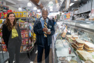 NEWS - Der neue Bürgermeister von New York, Eric Adams, probiert ein veganes Sandwich