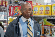 NEWS - Der neue Bürgermeister von New York, Eric Adams, probiert ein veganes Sandwich