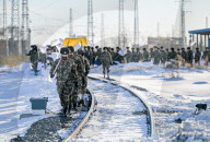 NEWS - Handarbeit: Chinesen räumen Schnee auf den Gleisen des Bahnhofs in Tongliao