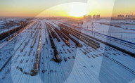 NEWS - Handarbeit: Chinesen räumen Schnee auf den Gleisen des Bahnhofs in Tongliao