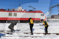 NEWS - Handarbeit: Chinesen räumen Schnee auf den Gleisen des Bahnhofs in Tongliao