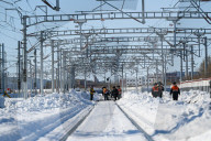 NEWS - Handarbeit: Chinesen räumen Schnee auf den Gleisen des Bahnhofs in Tongliao