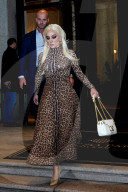 PEOPLE - Lady Gaga im Leoprint-Kleid beim Verlassen ihres Hotels in Mailand