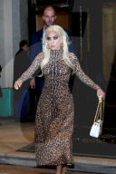 PEOPLE - Lady Gaga im Leoprint-Kleid beim Verlassen ihres Hotels in Mailand