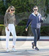 PREMIUM EXCLUSIVE Jennifer Garner Takes A Morning Stroll With Her Best Gal Pal
