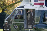 NEWS - Biden verlässt das Weisse Haus, während die First Lady und andere zusehen
