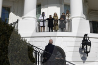 NEWS - Biden verlässt das Weisse Haus, während die First Lady und andere zusehen
