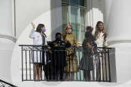 NEWS - Biden verlässt das Weisse Haus, während die First Lady und andere zusehen