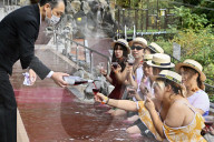 FEATURE - Alle Jahre wieder: Baden im Beaujolais Nouveau im Japanischen Hakone