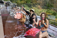FEATURE - Alle Jahre wieder: Baden im Beaujolais Nouveau im Japanischen Hakone