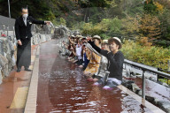 FEATURE - Alle Jahre wieder: Baden im Beaujolais Nouveau im Japanischen Hakone