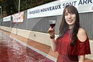 FEATURE - Alle Jahre wieder: Baden im Beaujolais Nouveau im Japanischen Hakone
