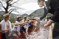 FEATURE - Alle Jahre wieder: Baden im Beaujolais Nouveau im Japanischen Hakone