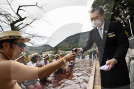 FEATURE - Alle Jahre wieder: Baden im Beaujolais Nouveau im Japanischen Hakone