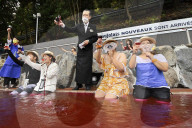 FEATURE - Alle Jahre wieder: Baden im Beaujolais Nouveau im Japanischen Hakone