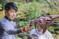 FEATURE - Alle Jahre wieder: Baden im Beaujolais Nouveau im Japanischen Hakone