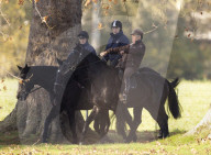 ROYALS - Prinz Andrew reitet mit Bekannten durch den Park am Schloss Windsor