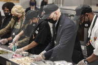 NEWS - US-Präsident Joe Biden engagiert sich bei einem Hilfsprojekt in der DC Central Kitchen in Washington