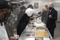 NEWS - US-Präsident Joe Biden engagiert sich bei einem Hilfsprojekt in der DC Central Kitchen in Washington