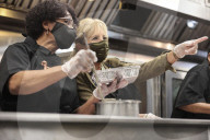 NEWS - US-Präsident Joe Biden engagiert sich bei einem Hilfsprojekt in der DC Central Kitchen in Washington