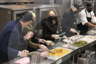NEWS - US-Präsident Joe Biden engagiert sich bei einem Hilfsprojekt in der DC Central Kitchen in Washington