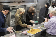 NEWS - US-Präsident Joe Biden engagiert sich bei einem Hilfsprojekt in der DC Central Kitchen in Washington