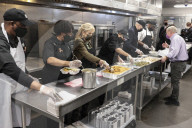 NEWS - US-Präsident Joe Biden engagiert sich bei einem Hilfsprojekt in der DC Central Kitchen in Washington