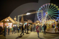 NEWS - Coronavirus: Erfurter Weihnachtsmarkt eröffnet trotz starker Kritik