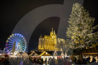 NEWS - Coronavirus: Erfurter Weihnachtsmarkt eröffnet trotz starker Kritik
