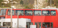 NEWS - Migranten, die den Ärmelkanal überquert haben, werden in Dover zur Abfertigung gefahren