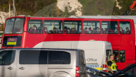 NEWS - Migranten, die den Ärmelkanal überquert haben, werden in Dover zur Abfertigung gefahren