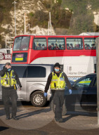 NEWS - Migranten, die den Ärmelkanal überquert haben, werden in Dover zur Abfertigung gefahren