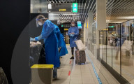 NEWS - Coronavirus: Passagiere eines KLM-Flugs aus Kapstadt an einer COVID-19-Teststation auf dem Amsterdamer Flughafen