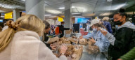 NEWS - Coronavirus: Passagiere eines KLM-Flugs aus Kapstadt an einer COVID-19-Teststation auf dem Amsterdamer Flughafen