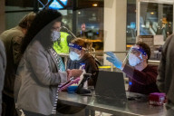 NEWS - Coronavirus: Passagiere eines KLM-Flugs aus Kapstadt an einer COVID-19-Teststation auf dem Amsterdamer Flughafen