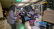 NEWS - Coronavirus: Passagiere eines KLM-Flugs aus Kapstadt an einer COVID-19-Teststation auf dem Amsterdamer Flughafen