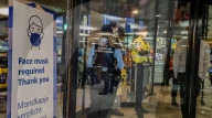 NEWS - Coronavirus: Passagiere eines KLM-Flugs aus Kapstadt an einer COVID-19-Teststation auf dem Amsterdamer Flughafen