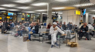 NEWS - Coronavirus: Passagiere eines KLM-Flugs aus Kapstadt an einer COVID-19-Teststation auf dem Amsterdamer Flughafen