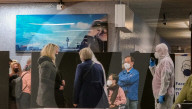 NEWS - Coronavirus: Passagiere eines KLM-Flugs aus Kapstadt an einer COVID-19-Teststation auf dem Amsterdamer Flughafen