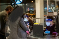 NEWS - Coronavirus: Passagiere eines KLM-Flugs aus Kapstadt an einer COVID-19-Teststation auf dem Amsterdamer Flughafen