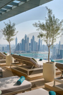 FEATURE - Der höchste 360-Grad-Infinity-Pool der Welt in 200 Metern Höhe ragt über Dubai