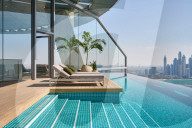 FEATURE - Der höchste 360-Grad-Infinity-Pool der Welt in 200 Metern Höhe ragt über Dubai