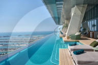 FEATURE - Der höchste 360-Grad-Infinity-Pool der Welt in 200 Metern Höhe ragt über Dubai