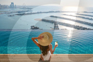FEATURE - Der höchste 360-Grad-Infinity-Pool der Welt in 200 Metern Höhe ragt über Dubai