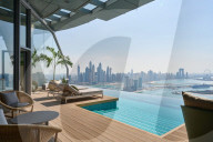 FEATURE - Der höchste 360-Grad-Infinity-Pool der Welt in 200 Metern Höhe ragt über Dubai