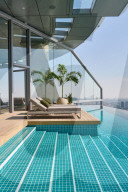 FEATURE - Der höchste 360-Grad-Infinity-Pool der Welt in 200 Metern Höhe ragt über Dubai
