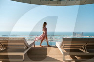FEATURE - Der höchste 360-Grad-Infinity-Pool der Welt in 200 Metern Höhe ragt über Dubai